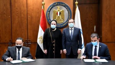 تنمية المشروعات يوقع عقدين لتمويل تحويل السيارات للعمل بالغاز بالتعاون مع وزارة البترول