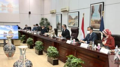 العناني يبحث إمكانية استفادة المنشآت الفندقية بمنطقة المتحف الكبير من مبادرات المركزي