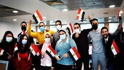 البنك الأهلي الكويتي - مصر يوزع الأعلام تشجيعاً لمنتخب مصر "صور"