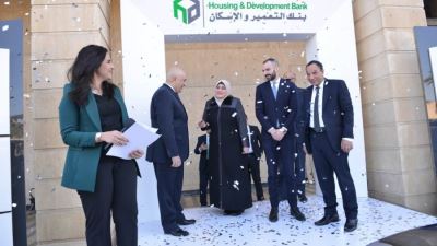 التعمير والإسكان يحتفل بتسليم الفائز الرابع سيارة مرسيدس A180 في السحب على حسابات التوفير