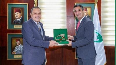 شريف فاروق يستقبل رئيس مجلس إدارة الشركة القابضة لمصر للطيران بمقر البريد المصري