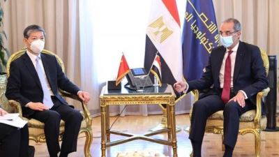 وزير الاتصالات يبحث مع السفير الصيني التعاون في بناء القدرات الرقمية والذكاء الاصطناعي