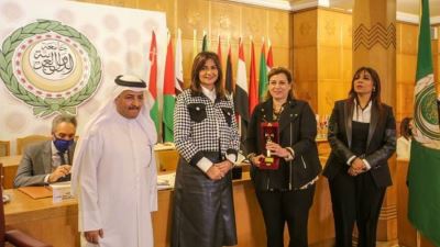 «العربي للمسؤولية المجتمعية» يكرم مريم وحيد فريد مساعد رئيس مجلس إدارة البريد للموارد البشرية