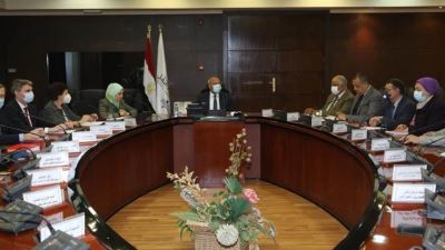 وزير النقل يستقبل وفد البنك الأوربي للاستثمار لمتابعة الموقف الحالي للمشروعات المشتركة