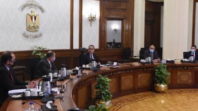 رئيس الوزراء يستعرض إجراءات تنشيط البورصة المصرية وجذب الاستثمارات الأجنبية