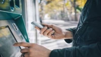 كيف يمكن إيداع الأموال في المحفظة الإلكترونية عبر ماكينات الصراف الآلي ATM؟