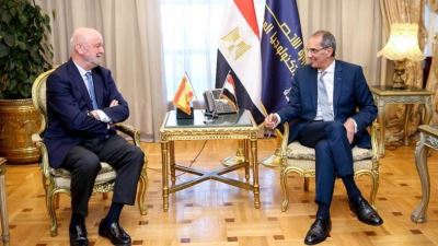 وزير الاتصالات يبحث مع سفير إسبانيا بالقاهرة تعزيز التعاون بين البلدين