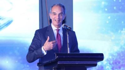 وزير الاتصالات: 8 ملايين مزارع يستفيدون من مشروع كارت الفلاح في مختلف القرى