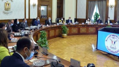 مدبولي: تنسيق بين الوزارات المعنية والمركزى لوضع آلية للإفراج المنظم عن شحنات السيارات