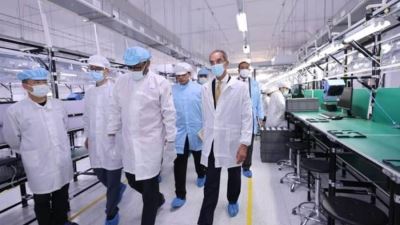 وزير الاتصالات يتفقد مصنع فيفو الجديد للهواتف الذكية بالعاشر من رمضان