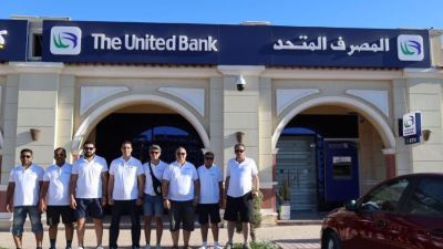 المصرف المتحد يوزع الهدايا على عملائه بمناسبة افتتاح العلمين الجديدة «صور»