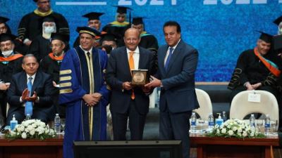 وزير التعليم العالي يكرم بنك قناة السويس لجهوده في دعم الابتكار والبحث العلمي