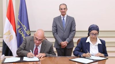  وزير الاتصالات يشهد توقيع مذكرة تفاهم لإعداد كوادر بشرية متخصصة فى مجالات صناعة الإلكترونيات وتكنولوجيا المعلومات