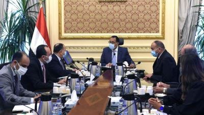 رئيس الوزراء يستعرض مع وزير المالية إجراءات توفير التمويل اللازم للسلع الاستراتيجية وبرامج الحماية الاجتماعية