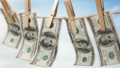 ما هي الإجراءات الواجب اتخاذها من قبل المؤسسات المالية عند الاشتباه في وجود عملية تتضمن غسل أموال؟