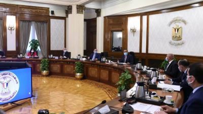 رئيس الوزراء يتابع إجراءات وأزمنة الإفراج الجمركي بحضور نائب محافظ البنك المركزي