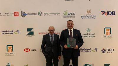 هشام نجم يتسلم جائزه أفضل قرض مشترك ممثلاً عن البنك الزراعي المصري