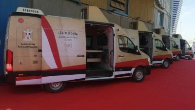 «التخطيط» تسلم «العدل» 3 مراكز تكنولوجية متنقلة جديدة لخدمات للمواطنين