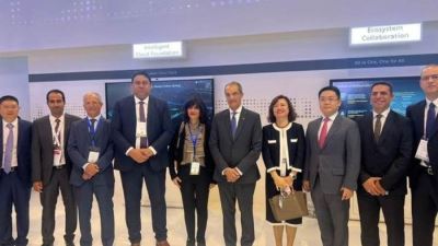 وزير الاتصالات يبحث مع مسئولى شركة هواوى زيادة استثماراتها فى مصر