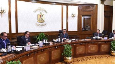 رئيس الوزراء يتابع مع وزيري البترول والمالية إجراءات توفير تمويل استيراد المنتجات البترولية