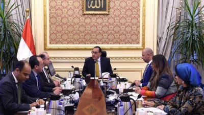 رئيس الوزراء يتابع مع رئيسي "الرقابة المالية" و"البورصة" تطورات سوق الأوراق المالية والخدمات المالية غير المصرفية