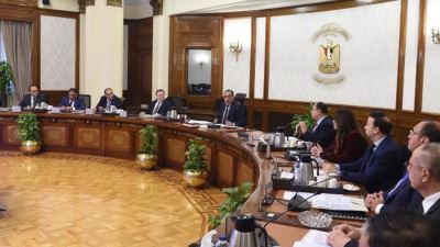 رئيس الوزراء يتابع موقف تطبيق منظومة الشحن المسبق بحضور محافظ المركزي 