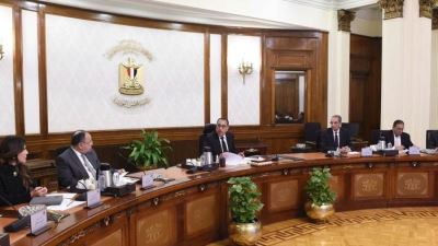 رئيس الوزراء يتابع جهود توطين صناعة التليفون المحمول فى مصر