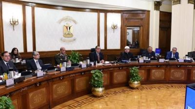 الحكومة تبحث جذب الاستثمارات المباشرة وتوفير النقد الأجنبي لتخفيض الفجوة الدولارية