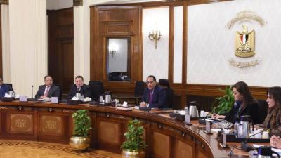 رئيس الوزراء يتابع خطوات تنفيذ خطة الطروحات الحكومية بحضور محافظ البنك المركزي