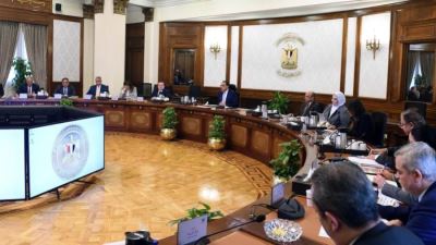 الحكومة تُعد استراتيجية وطنية متكاملة لمكافحة البطالة بحضور محافظ المركزي