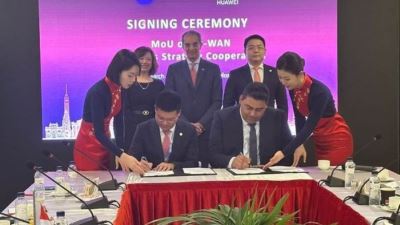 توقيع اتفاقية تعاون بين الشركة المصرية للاتصالات وهواوى لتوفير حلول فى مجال التحول الرقمى