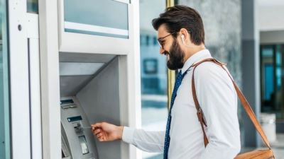 اتحاد البنوك يوضح حقيقة عمولات السحب ببطاقات الخصم والمدفوعة مسبقًا والبطاقات الائتمانية