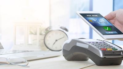 «المركزي» يحدد ضوابط مكافحة غسل الأموال بخدمات ترميز البطاقات على الأجهزة الإلكترونية