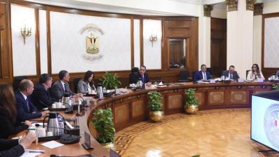 رئيس الوزراء يلتقي رئيس هيئة الاستثمار ونوابه الثلاثة الجُدد