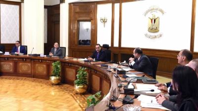 رئيس الوزراء يتابع موقف تطبيق منظومة الشحن المسبق بحضور مسؤولي البنك المركزي