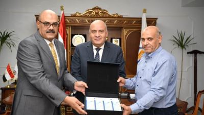 برعاية البنك الزراعي.. محافظ قنا يوزع 800 كوبون مواد غذائية للأسر الأولى بالرعاية