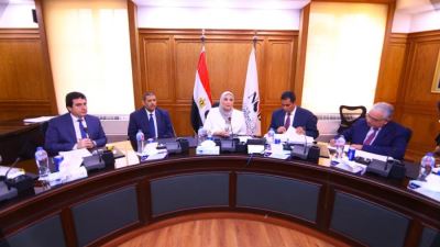 وزيرة التضامن الاجتماعي تعقد اجتماعًا مع رؤساء قطاعات بنك ناصر الاجتماعي