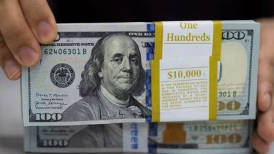 الدولار يتراجع عالمياً مع تعثر مفاوضات سقف الدين