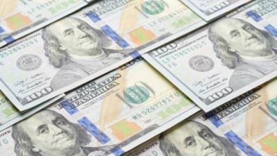 الدولار يرتفع عالمياً إلى أعلى مستوى في شهرين مقابل اليورو
