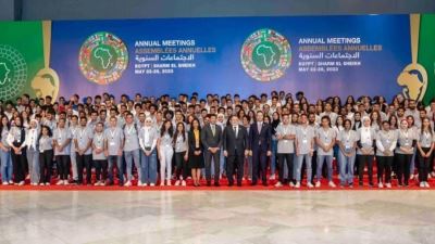 محافظ المركزي يشارك  الشباب المنظمين لفاعليات الاجتماعات السنوية لبنك التنمية الأفريقي بصورة تذكارية