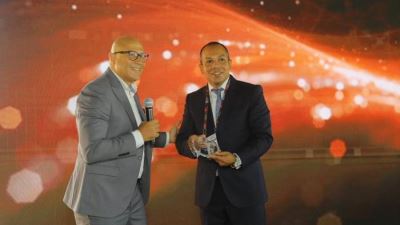 قمة الثورة المالية تكرم أحمد مجدي منصور تقديرا لجهوده في التحول الرقمي