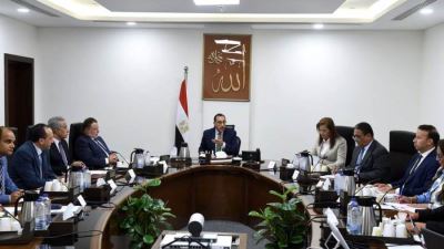 رئيس الوزراء يتابع ما يتم منحه من تيسيرات ومحفزات للمصريين بالخارج بحضور محافظ المركزى