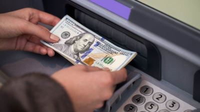 6 خطوات لتغيير العملات الأجنبية من خلال ماكينات الـATM