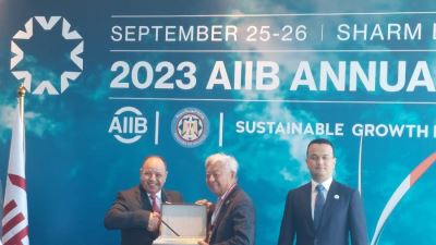 مصر سلَّمت رئاسة مجلس محافظي البنك الآسيوي للاستثمار في البنية التحتية إلى أوزبكستان