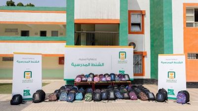 البنك الأهلي يوزع شنط وأدوات دراسية على طلاب مدرسة النور للمكفوفين 