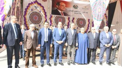 محافظ الفيوم ورئيس البنك الزراعي يسلمان كوبونات بنكية بقيمة 1,3 مليون جنيه وأجهزة عرائس للأسر الأولى بالرعاية