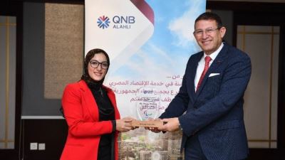 الرئيس التنفيذي لـ QNB الأهلي يُكرم الفائزة بالميدالية الذهبية لمنافسات التجديف المختلطة