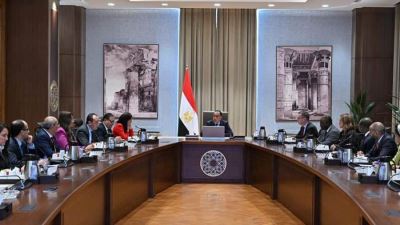 رئيس الوزراء يلتقي وفد مؤسسة التمويل الدولية لمتابعة مستجدات الدراسات الاستشارية بشأن برنامج الطروحات