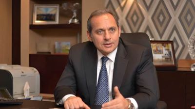  «هشام عكاشة» يدوّن قصة نجاح رائدة في البنك الأهلي المصري