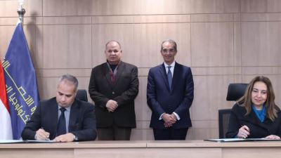 الدكتور عمرو طلعت يتفقد مشروعات الاتصالات وتكنولوجيا المعلومات والبريد بمحافظة أسيوط